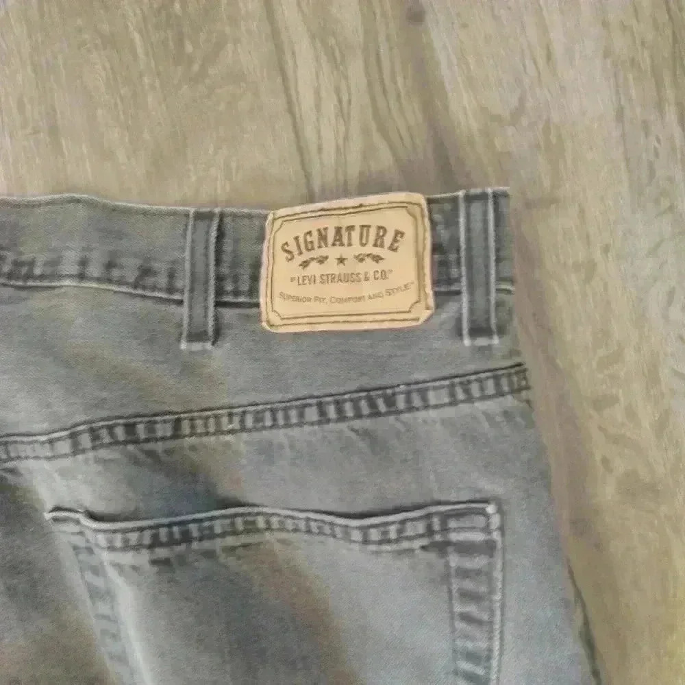 Levi's - Picture 2 of 5